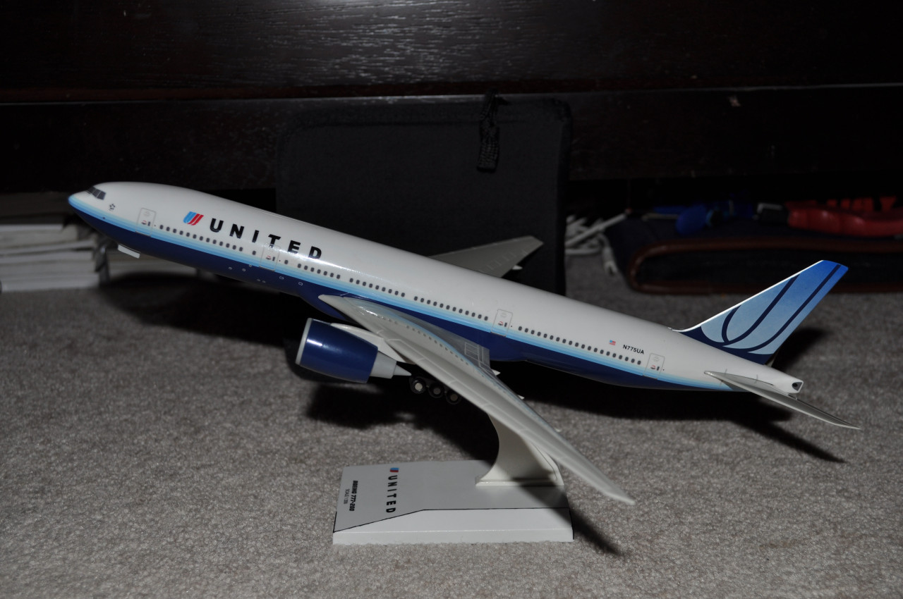 1:200 United Airlines Boeing 777-200 'Rising Blue' Livery by