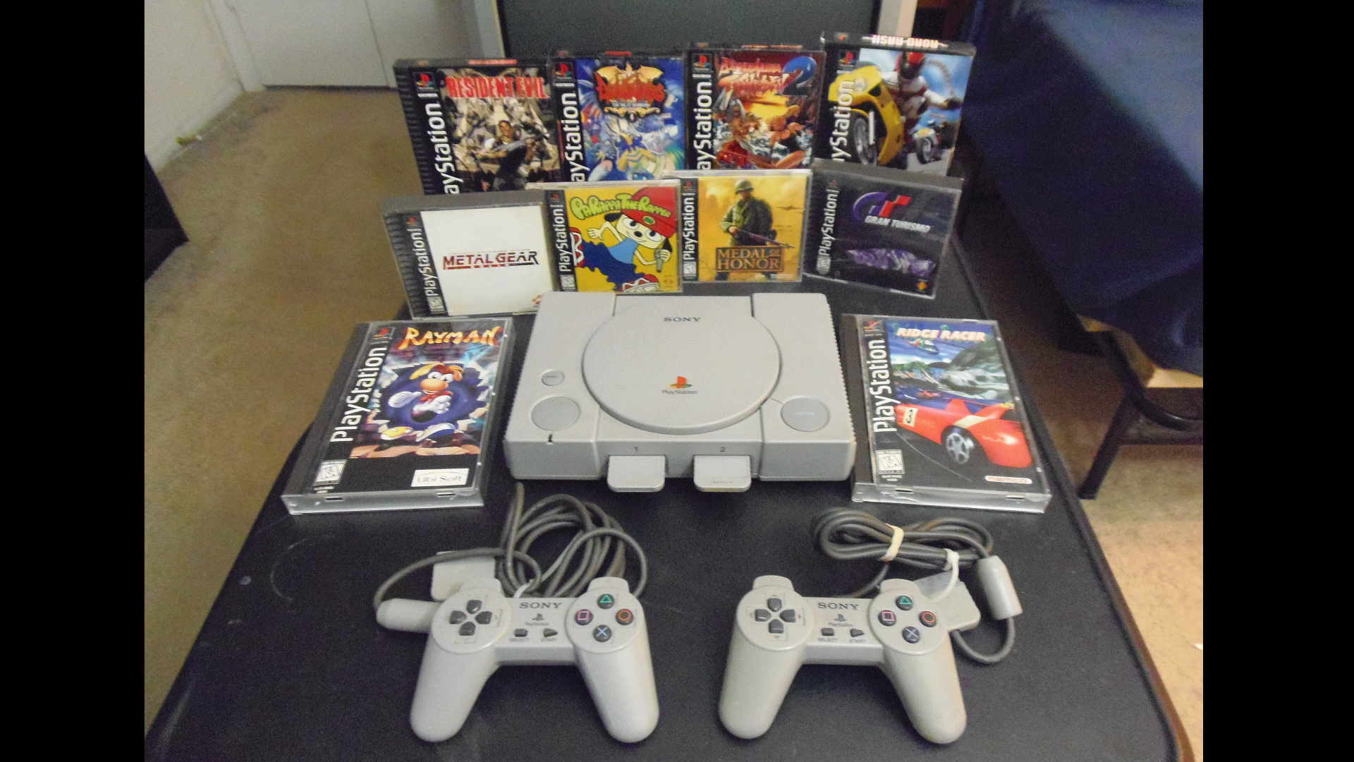 Playstation rus. Sony PLAYSTATION 1. Сони плейстейшен 90-х. Sony PLAYSTATION 1 игры. Sony PLAYSTATION игра z17.