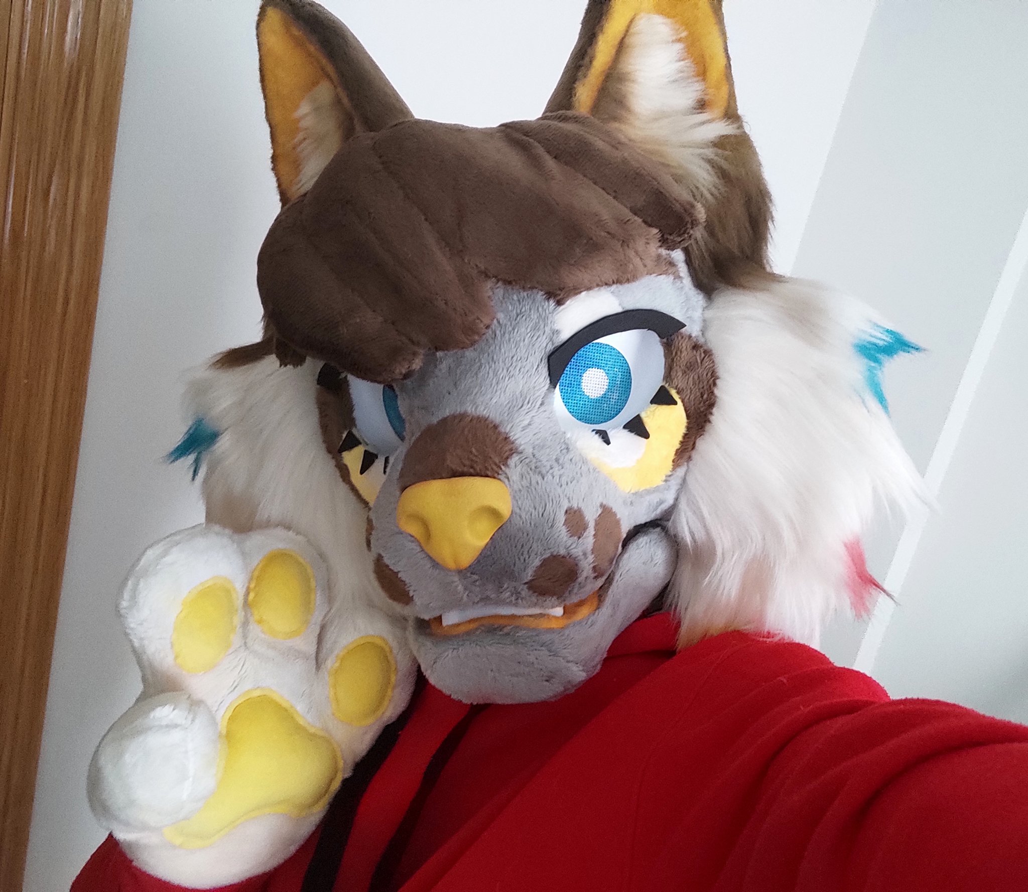 Yo ! I received the fursuit head of my protogen, it's incredible i