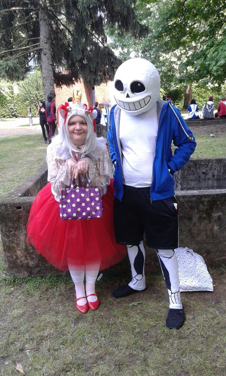 A cute Neko has found the almighty Sans the Skeleton by